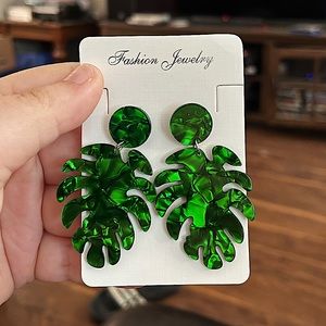 NWT Bohemian Green Palm Leaf Earrings With Silver Toned Hardware (1 Pair)